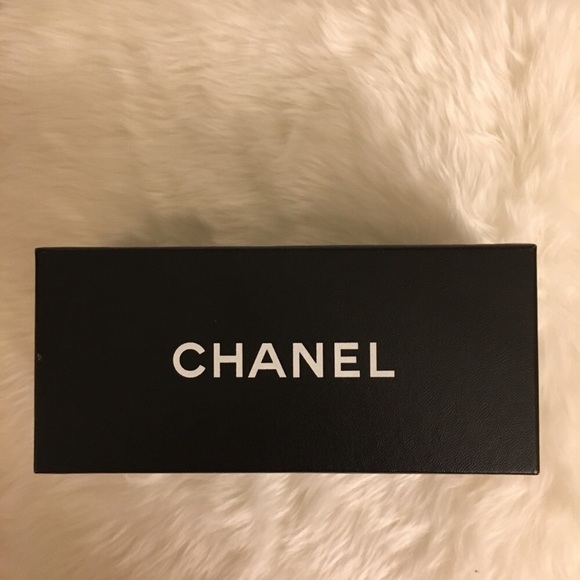 🌴SUMMER SALE🌴💯✔️Authentic Chanel Sunglasses Casing and Essen. - Picture 2 of 6
